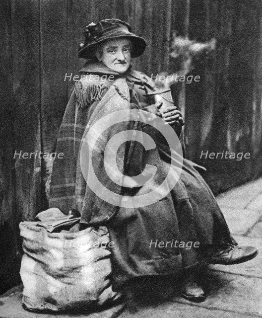 Old woman, back of Fleet Street, London, 1926-1927. Artist: Hoppe