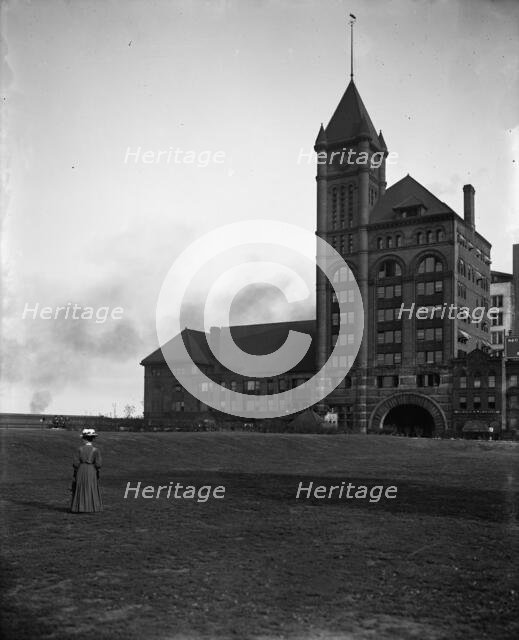 Illinois Central [Railway] station, Chicago, Ill., between 1900 and 1910. Creator: Unknown.