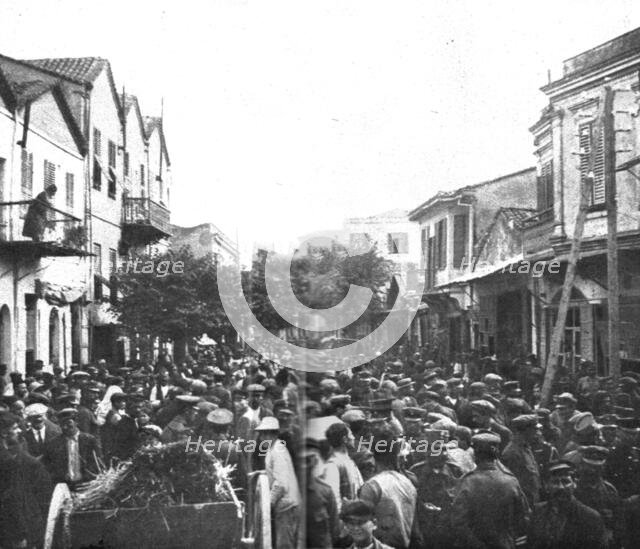 'Les premiers contingents Franco-Anglais a Salonique; L'animation dans la rue du...1915 (1924). Creator: Unknown.