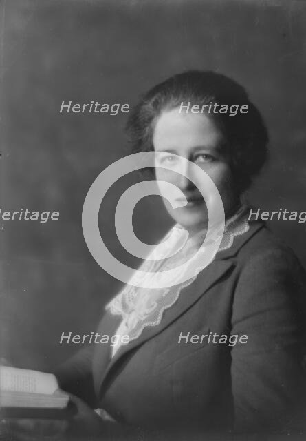 Mee, Herbert, Mrs., portrait photograph, 1917 Nov. 3. Creator: Arnold Genthe.