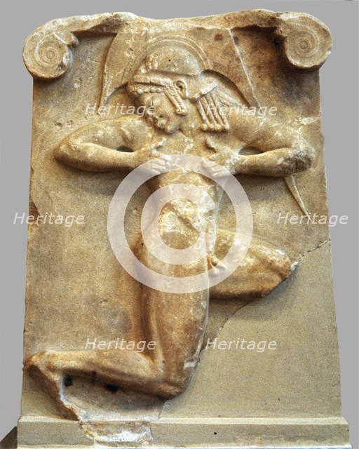 Hoplitodromo funeral stele in marble, depicting a nude man with helmet participating in a race.