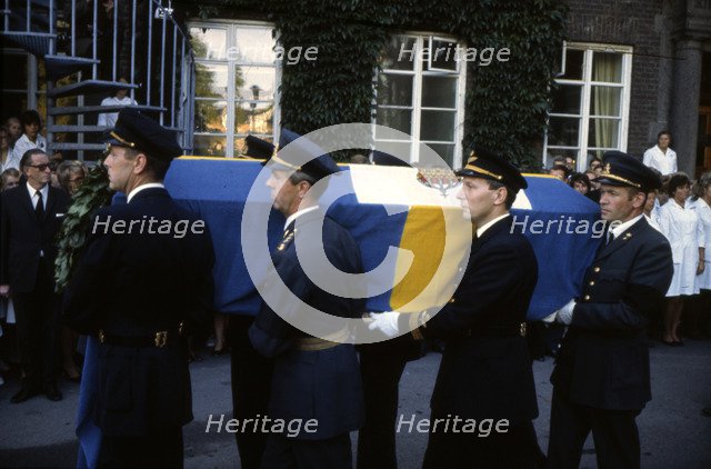 The coffin of King Gustaf VI Adolf of Sweden, 15 September 1973. Artist: Unknown
