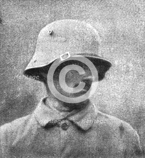 'Un nouveau casque allemand; le nouveau casque de tranchee des Allemands', 1916. Creator: Unknown.
