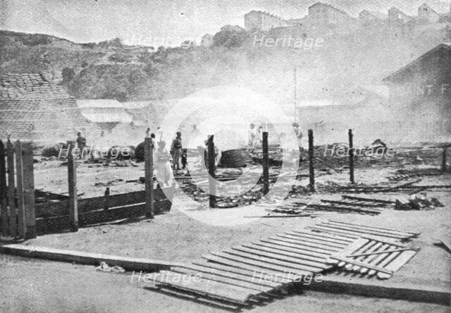 ''La Guerre de Course; Un hangar militaire detruit a Philippeville', 1914. Creator: Unknown.