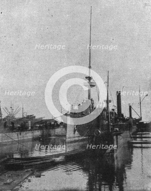 'Relevement du "Medjidie" a Odessa : le croiseur est soutenu par des chalands, et des..., c1915. Creator: Unknown.