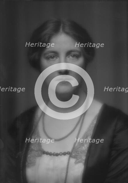 Duquesne, Mrs., portrait photograph, 1913. Creator: Arnold Genthe.