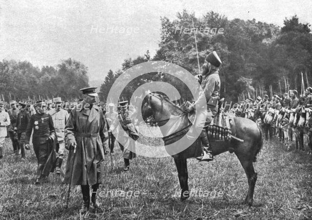 'Dix-Sept ans apres Fachoda; Lord Kitchener, apres avoir passe en revue des..., 1915 (1924). Creator: Unknown.