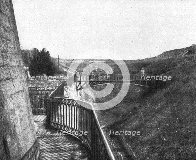 'Les combats de Douaumont; Le fosse et l'entrée principale du fort de Douaumont au debut..., 1916. Creator: Unknown.