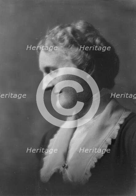 Bruere, Martha, Miss, portrait photograph, 1917 Oct. 22. Creator: Arnold Genthe.