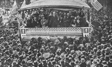 'La bataille presidentielle aux etats-unis; M. Hughes discourant du haut d'une estrade..., 1916. Creator: Underwood & Underwood.