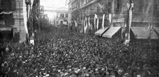 'Les evenements de Grece: M. Venizelos a Salonique; La foule entourant et saluant le general...1916. Creator: Unknown.