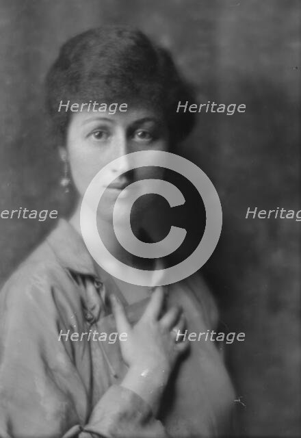 Carpender, Sidney, Mrs., portrait photograph, 1915 Jan. 27. Creator: Arnold Genthe.