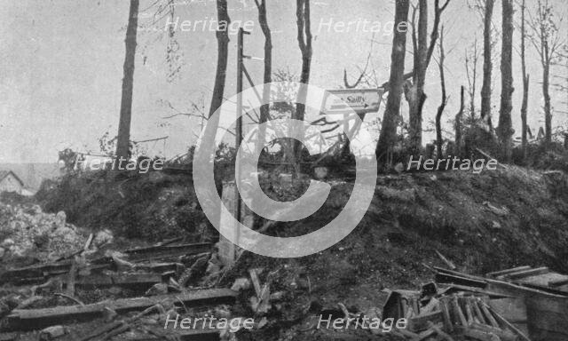 'La bataille de la Somme; le cimetiere de Combles, au bord de la route de Sailly-Saillisel..., 1916. Creator: Unknown.