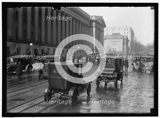 Street scene, Washington, D.C., between 1913 and 1918. Creator: Harris & Ewing.