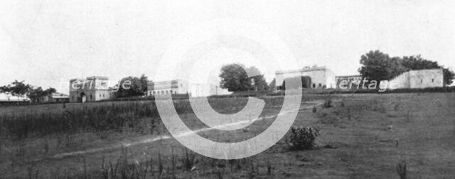 'En Cameroun devenu francais: l'ancien poste allemand de Banyo, l'un des plus beaux du...', 1916. Creator: Unknown.