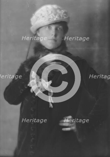 Davis, Dwight, Mrs., portrait photograph, 1915 Dec. Creator: Arnold Genthe.