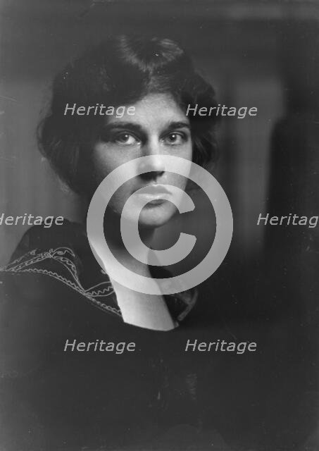 Miss Mosgraze or Morgraves, portrait photograph, 1917 Nov. 24. Creator: Arnold Genthe.