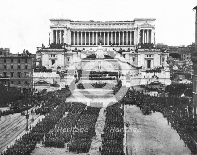 'Les "journees de la victoire" a Rome; les troupes italiennes massees au pied du monument..., 1920. Creator: D Anderson.