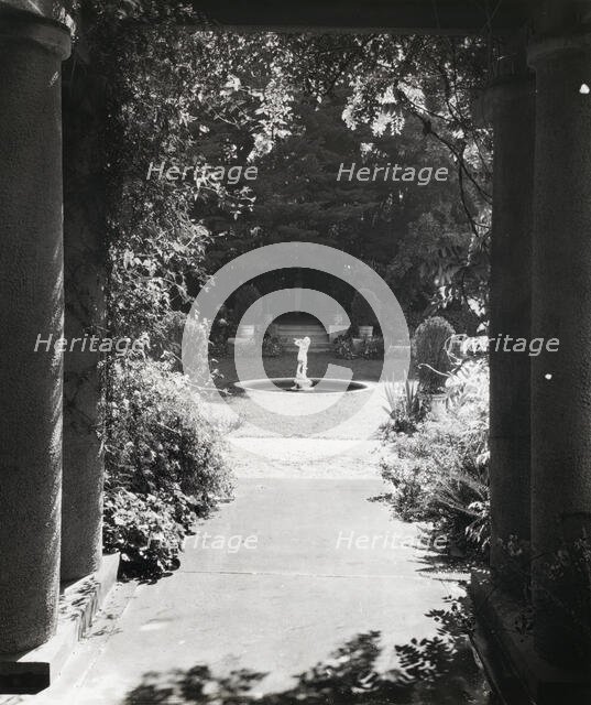 Myron Hunt house, 200 North Grand Avenue, Pasadena, California, 1917. Creator: Frances Benjamin Johnston.