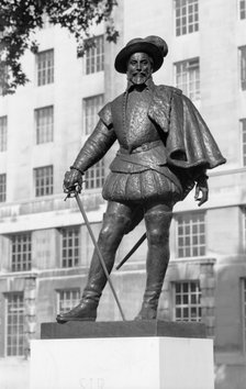 Sir Walter Raleigh statue, Whitehall, London, 1959-1980. Artist: Eric de Maré