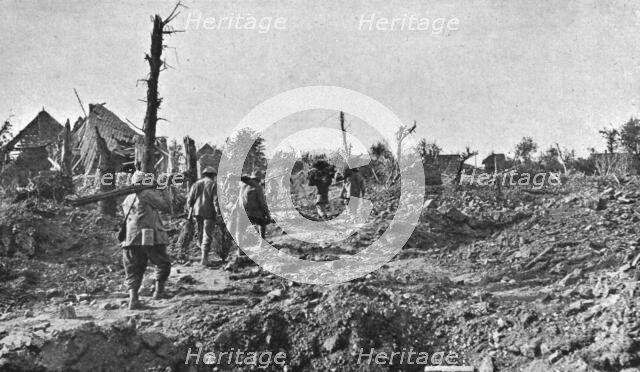 'La Bataille de la Somme; Dans le village de Dompierre, pris le 1er juillet: transport de..., 1916. Creator: Unknown.