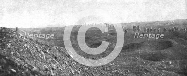 'Notre attaque du 24 octobre 1916; Continuant leur progression, les vagues d'assaut traversent la Pe Creator: Unknown.