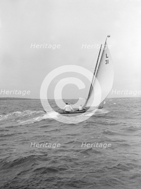 The 6 Metre 'Sandra' sails downwind, 1913. Creator: Kirk & Sons of Cowes.
