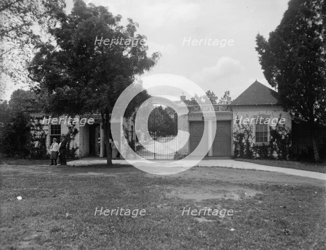 North (Texas) lodge gate, Mt. Vernon, Va., between 1900 and 1915. Creator: Unknown.