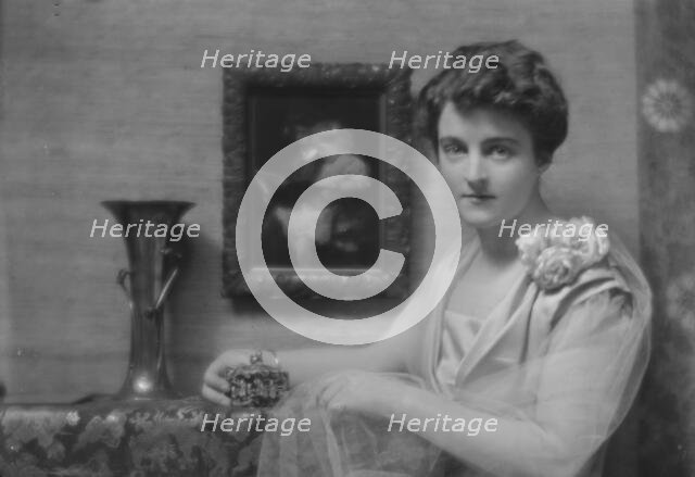 Cleveland, Marion, Miss, portrait photograph, 1915 Feb. 8. Creator: Arnold Genthe.