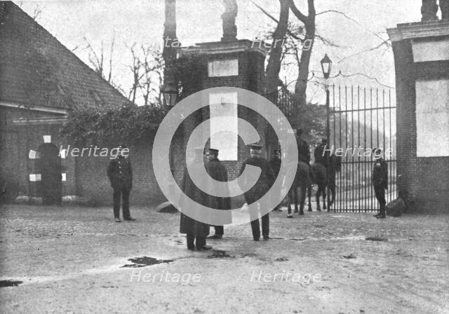 'Dechu; A la grille du parc d'Amerongen; releve de la police montee hollandaise..., 1918. Creator: Unknown.