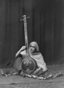 Coomarasumay, Ananda, Mrs. (Ratan Devi), portrait photograph, 1916 Mar. 14. Creator: Arnold Genthe.