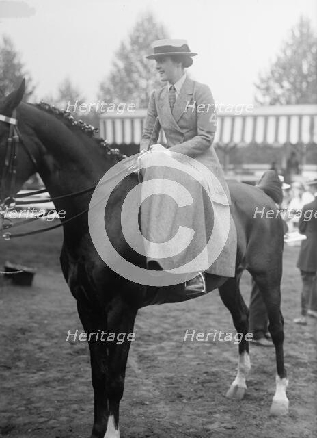 Horse Shows - Mrs. C.A. Munn, 1916. Creator: Harris & Ewing.