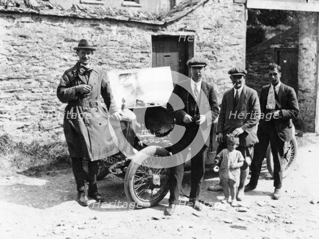 Bedford standing at the front of a car, with onlookers. Artist: Unknown