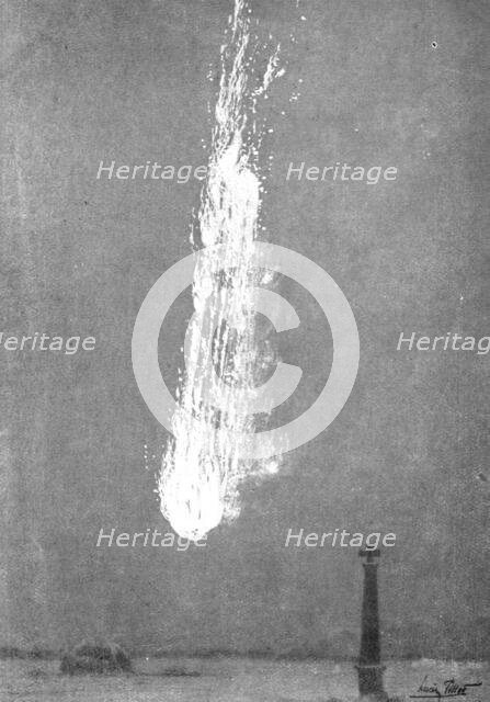 'Un Zeppelin abattu a Revigny; La fin de la chute: la carcasse est silhouettee par la masse des flam Creator: Unknown.