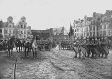 'Le Retour des Vainqueurs; Arras: le salut au drapeau du 33e regiment d'infanterie, le 8 mars 1919.. Creator: Unknown.