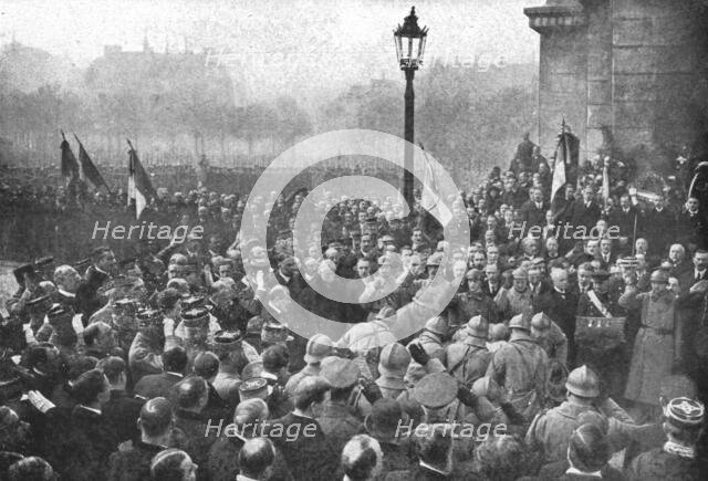 'La mise au tombeau; Penches sur l'ouverture du caveau, huit soldats descendent le cercueil..., 1920 Creator: Unknown.
