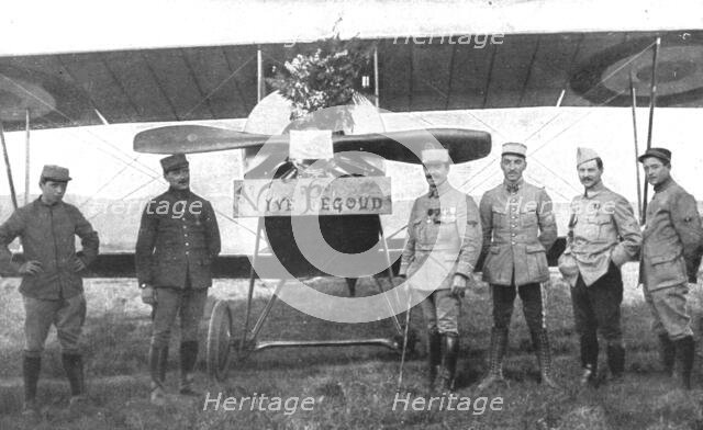 ''Un Vaillant; Pegoud photographie devant son appareil, un jour que ses camarades..., 1915. Creator: Unknown.