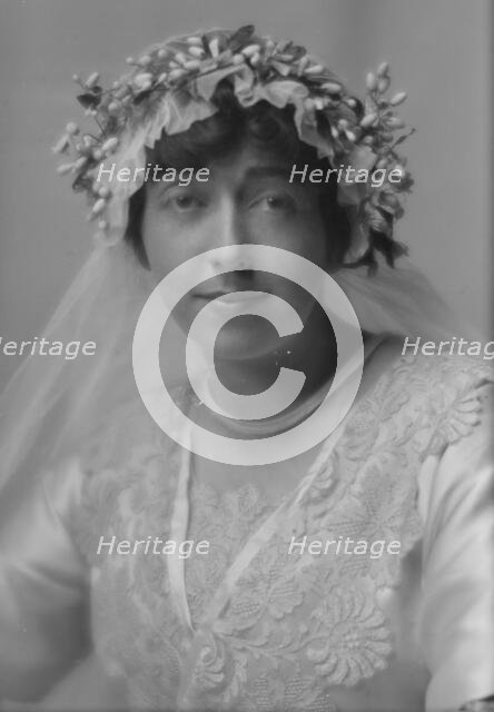 Sampson, R.W., Mrs., portrait photograph, 1914 Nov. 13. Creator: Arnold Genthe.