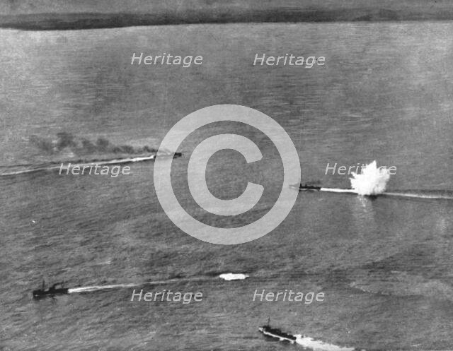 'La chasse aux sous-marins allemands; Un sous-marin ennemi en plongee a ete signale par..., 1918. Creator: Unknown.