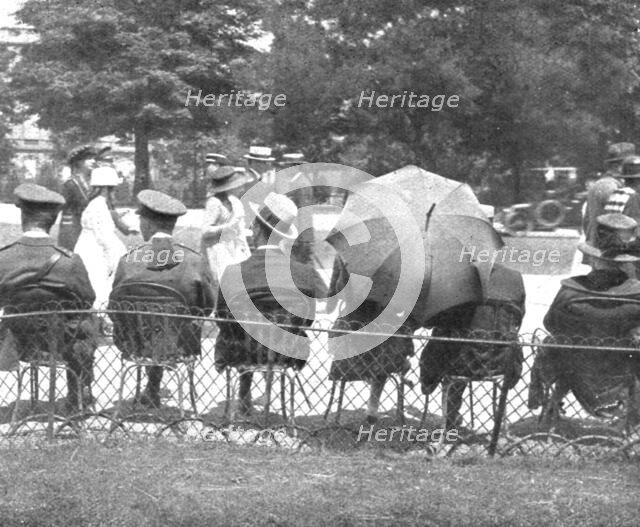 'Paris pendant la "Bataille de Paris"; le trottoir de l'avenue du Bois', 1918. Creator: Unknown.