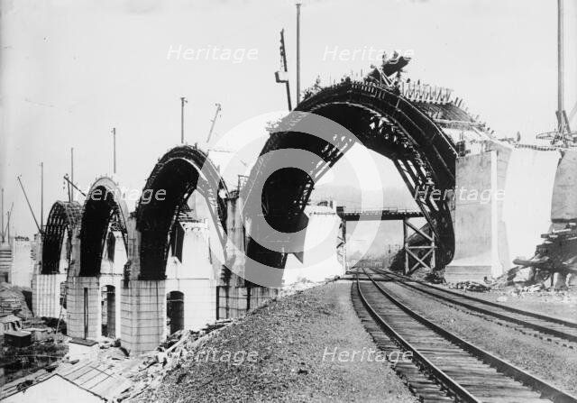 Bldg.[i.e., Building] Tunkhannock Viaduct [Martin's Creek Viaduct], 1913. Creator: Bain News Service.