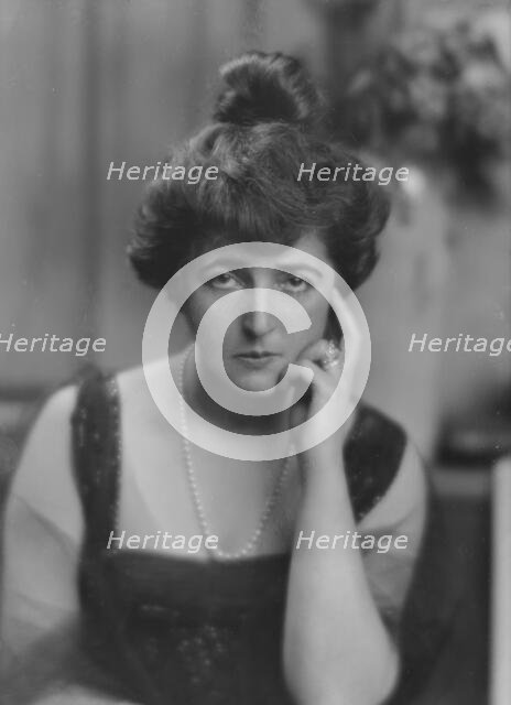 Jacobson, Clarence, Mrs., portrait photograph, 1916. Creator: Arnold Genthe.