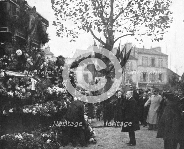 'La Toussaint a Paris; la Toussaint dans les cimetieres parisiens: le President de la..., 1916. Creator: Unknown.