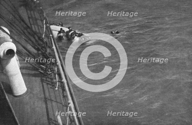 'Le torpillage du "Falaba"; Des passagers du paquebot anglais Falaba, torpillele...', 1915 (1924). Creator: Unknown.