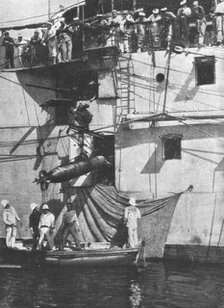'La flotte Francaise en orient; Une torpille repechee est rentree par un sabord', 1916. Creator: Unknown.