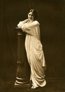 Miss Isadora Duncan, late 19th century.Artist: Dover Street Studios