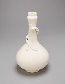 Bottle-Shaped Vase with a Lizard, Ming dynasty (1368-1644) or Qing dynasty, c. late 17th/18th centur Creator: Unknown.