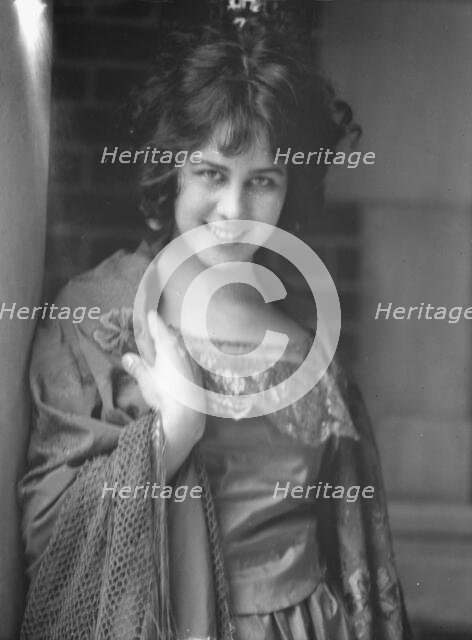 D'Ouesnay, Constance, Miss, portrait photograph, 1924 May 13. Creator: Arnold Genthe.
