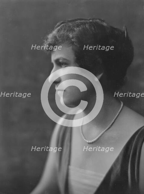 Heilbroner, L., Mrs., portrait photograph, 1916. Creator: Arnold Genthe.