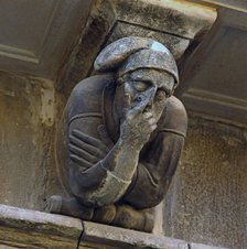 Façade of the Paeria of Cervera, anthropomorphic corbel of a personage with a Catalan cap coverin…